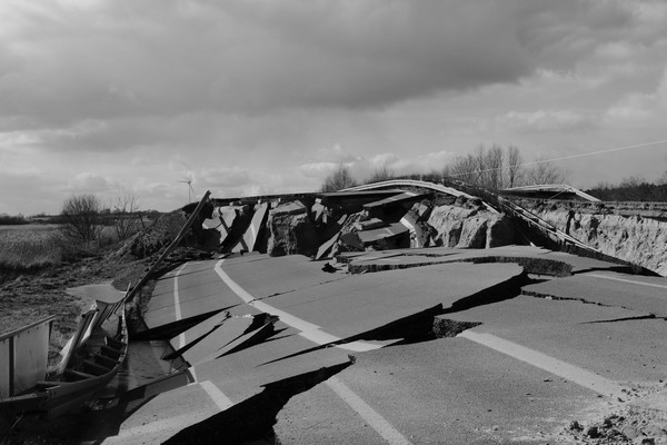 Eine aufgebrochene Straße.