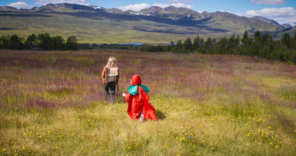 Zwei Kinder, eines davon verkleidet wandern allein durch die Weiten Norwegens.