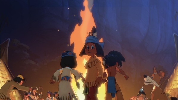 Der Sioux-Junge Yakari steht vor deinem großen Lagerfeuer, im Hintergrund seine beiden Freunde und weitere Stammesmitglieder.