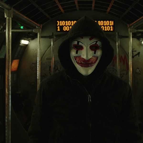 Ein Mensch in einer Maske steht in einer leeren U-Bahn.