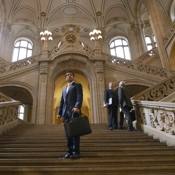 Filmstill aus "Der Fall Collini", Strafverteidiger Caspar Leinen steht auf der großen Treppe des EIngangssaals im Gerichtsgebäude.