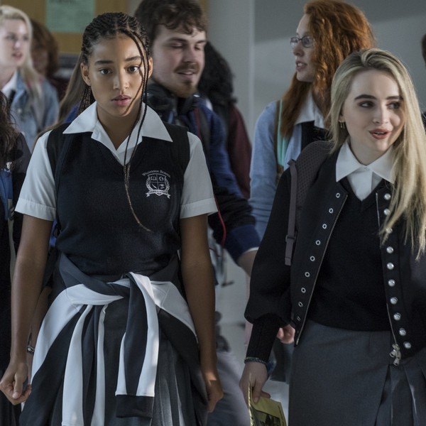 Filmstill aus dem Film "The Hate U Give", zwei Mädchen mit Schuluniformen laufen nebeneinander her.