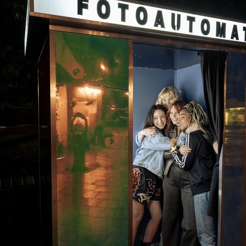 Mädchen in einer Fotobox