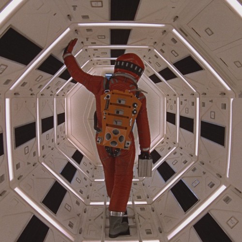 Ein Astronaut in voller Montur von hinten im Raumschiff.