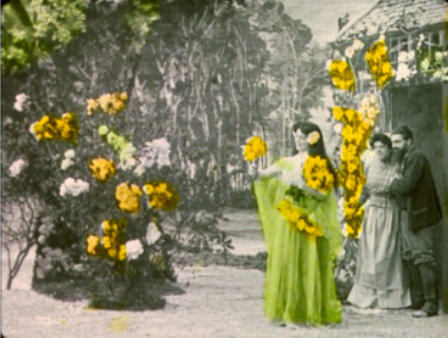 Eine Frau von Blumen umgeben.