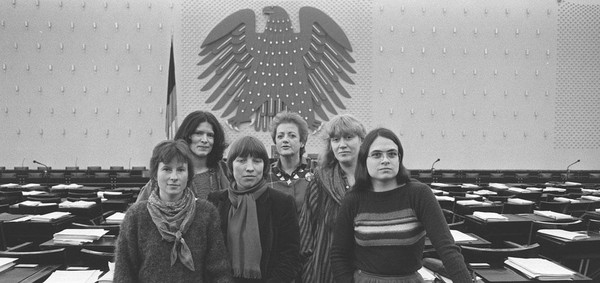 Sechs Frauen im Bundestag.