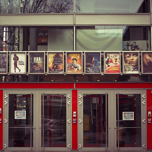 Ein Kino von außen mit Postern aktueller Filme.