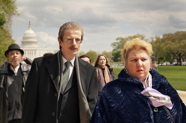 Ein Anwalt und seine Mandantin stehen vor dem Kapitol in Washington D.C.