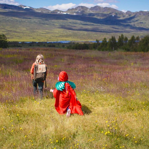Zwei Schwestern, die jüngere verkleidet, wandern allein durch die norwegischen Weiten.