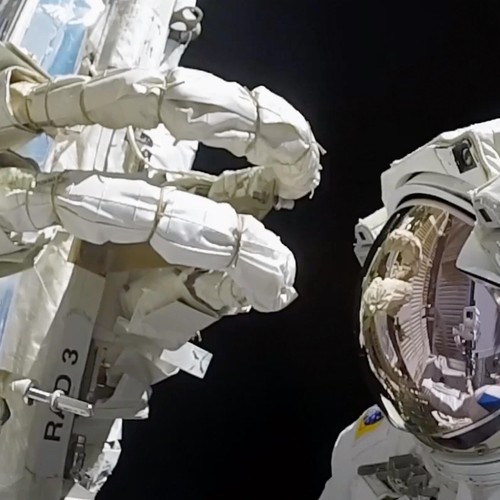 Ein Astronaut arbeitet von außen an einer Raumstation.