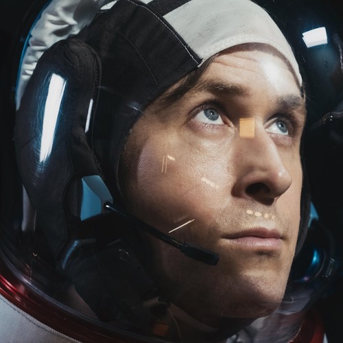 Porträt eines Astronauten unter dem Helm.