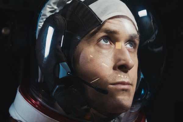Porträt eines Astronauten unter dem Helm.