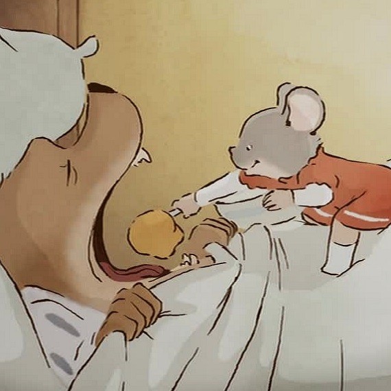 Eine Maus füttert einen Bären, der im Bett liegt.