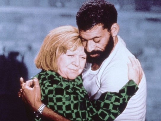Ein Mann mit Bart und eine Frau umarmen sich.